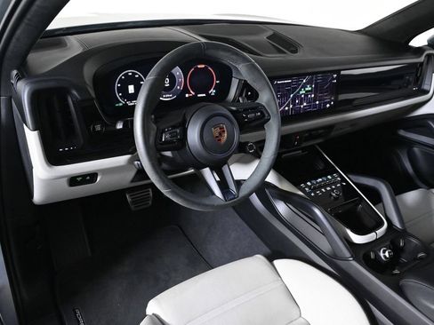 Certified 2025 Porsche Cayenne GTS AWD/4WD image 4
