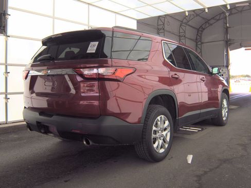 Used 2021 Chevrolet Traverse LT image 2