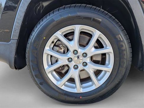 Used 2017 Jeep Cherokee Latitude AWD/4WD image 9