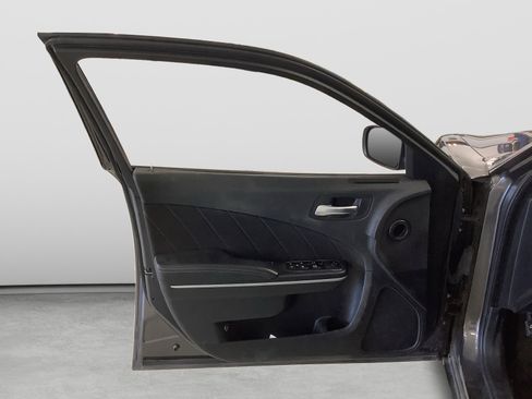 Used 2019 Dodge Charger SXT RWD image 10