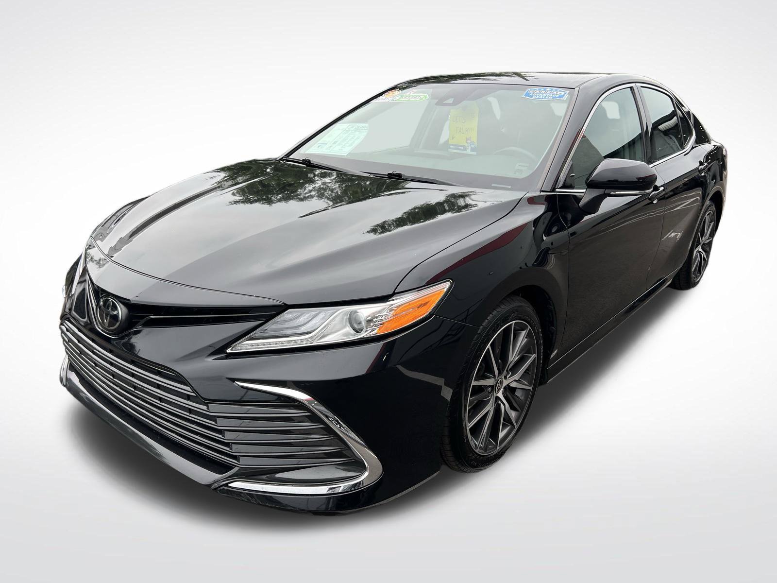 Used 2021 Toyota Camry XLE FWD image 3