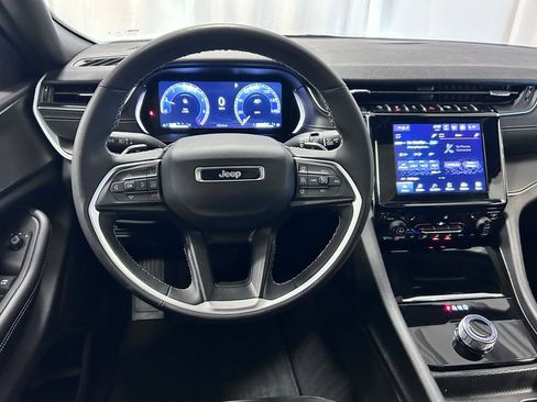 Used 2024 Jeep Grand Cherokee Altitude image 3