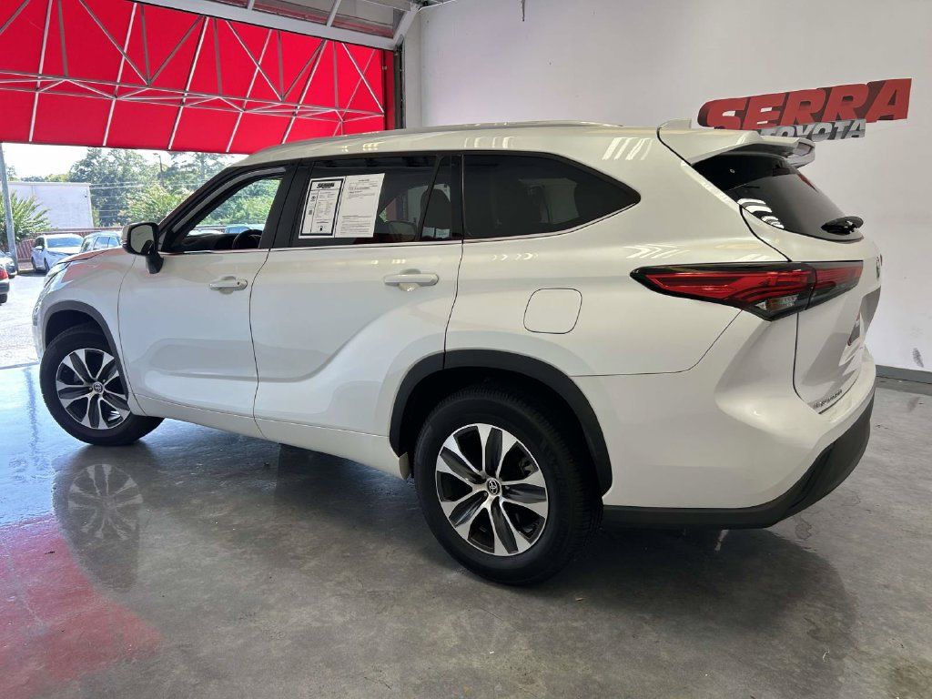 Used 2022 Toyota Highlander XLE FWD image 6