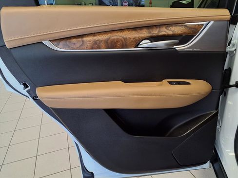 Certified 2023 Cadillac XT5 Sportv w/ Platinum Package image 18