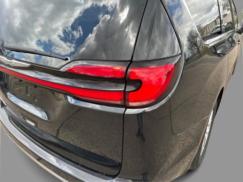Used 2023 Chrysler Pacifica Touring-L FWD image 44