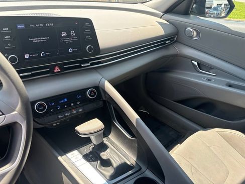 Used 2023 Hyundai Elantra SEL w/ Preferred Accessory Package FWD image 19