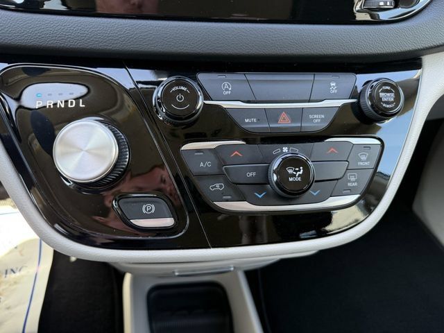 Used 2023 Chrysler Voyager LX FWD image 28