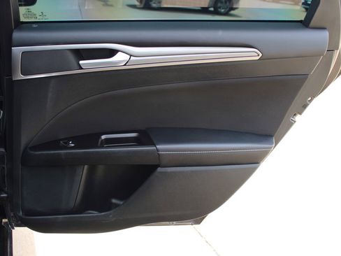 Used 2017 Ford Fusion SE FWD image 39