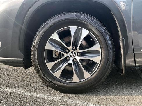 Used 2022 Toyota Highlander XLE image 9