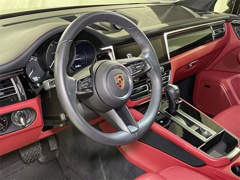Used 2025 Porsche Macan image 15
