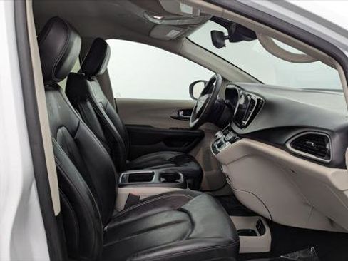 Used 2023 Chrysler Pacifica Touring-L FWD image 22