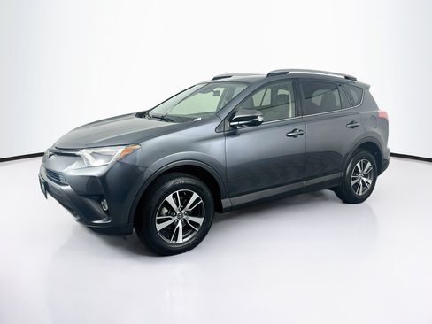 Used 2018 Toyota RAV4 XLE AWD/4WD image 3