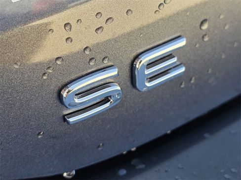 New 2025 Volkswagen Tiguan SE image 7