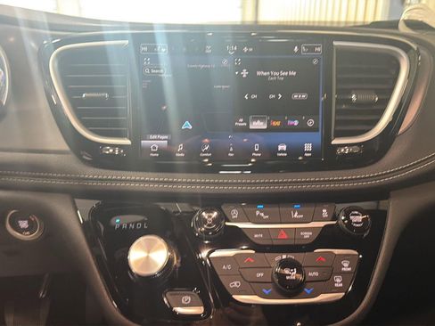 New 2026 Chrysler Pacifica Select image 23