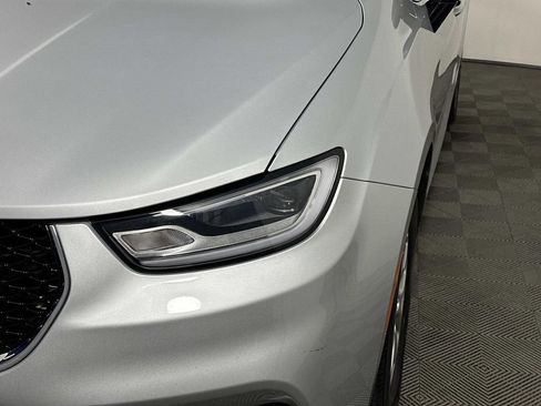 Used 2024 Chrysler Pacifica Touring-L image 8