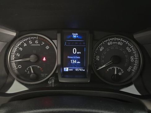 Used 2022 Toyota Tacoma TRD Off-Road w/ TRD Premium Off Road Package AWD/4WD image 22