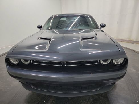 Used 2016 Dodge Challenger SXT image 2