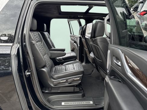 Used 2022 Cadillac Escalade ESV Premium Luxury Platinum w/ Heavy-Duty Trailer Package image 35