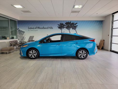 Used 2019 Toyota Prius Prime Premium w/ Carpet Mat Package FWD image 2