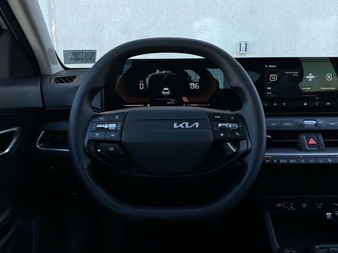 Used 2025 Kia K4 LXS image 33