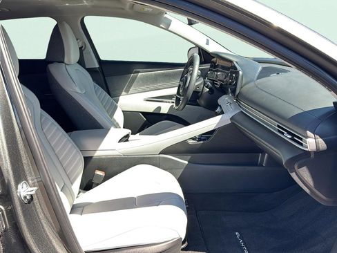 Used 2025 Hyundai Elantra Limited image 15