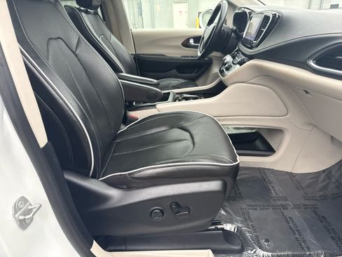 Used 2022 Chrysler Pacifica Limited FWD image 12