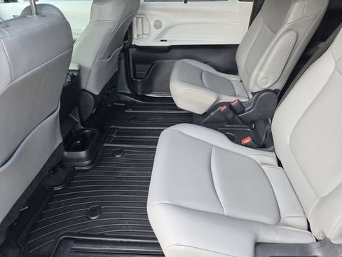Used 2026 Toyota Sienna XLE FWD image 24