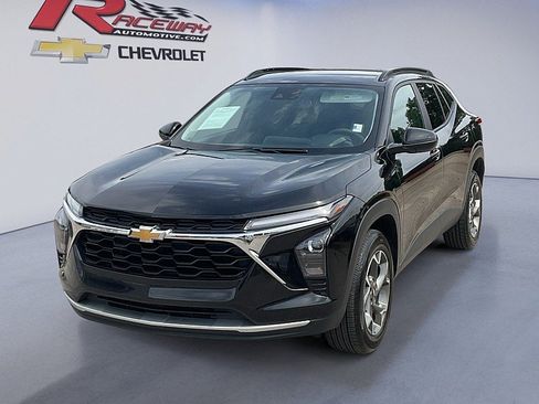 Used 2025 Chevrolet Trax LT FWD image 1