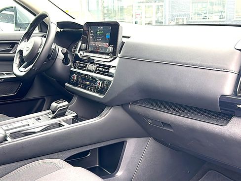 Used 2025 Nissan Pathfinder SV FWD image 23