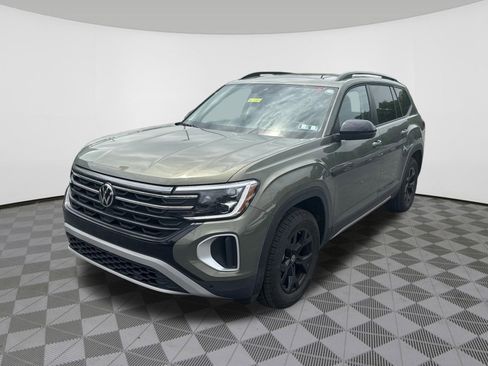 Used 2025 Volkswagen Atlas Peak Edition SE AWD/4WD image 2