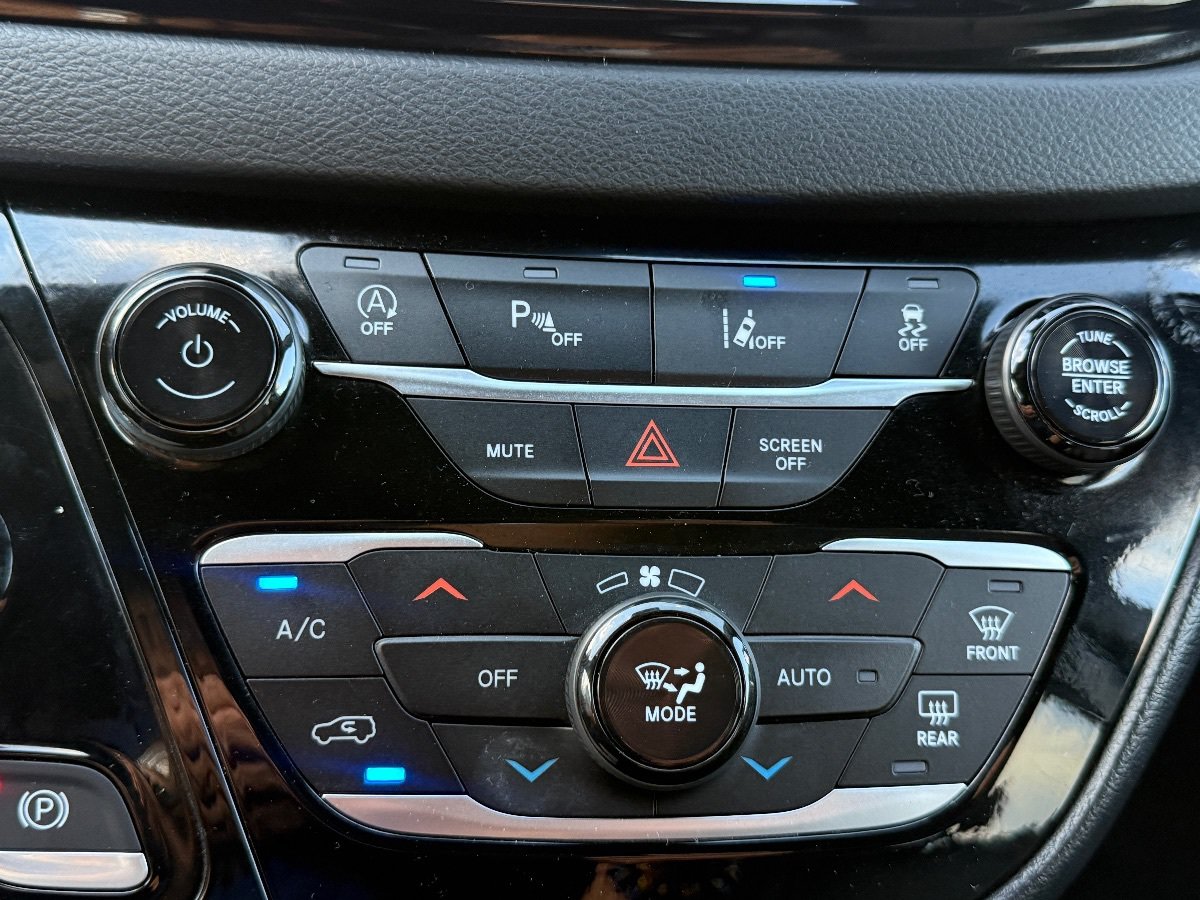 Used 2025 Chrysler Pacifica Select FWD image 34