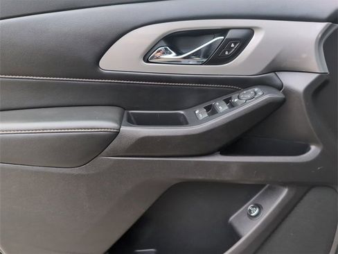 Used 2021 Chevrolet Traverse LT image 21