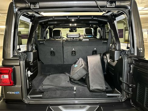 Used 2022 Jeep Wrangler Unlimited Sahara w/ Cold Weather Group image 6