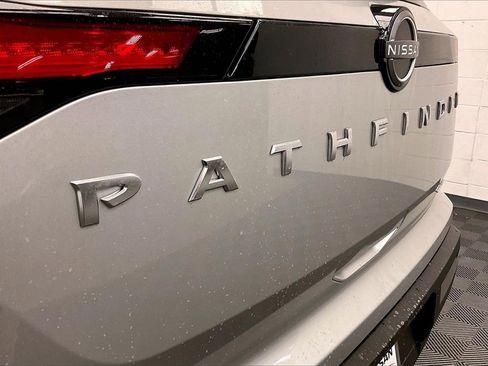 Certified 2025 Nissan Pathfinder SV image 28