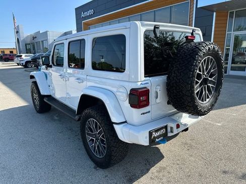 Used 2022 Jeep Wrangler Unlimited Sahara AWD/4WD image 9