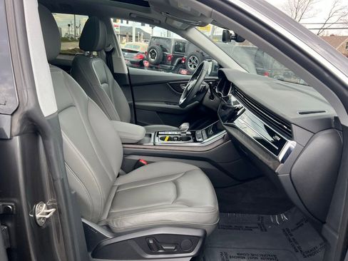 Used 2022 Audi Q8 Premium image 30