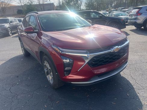 Used 2025 Chevrolet Trax LT w/ LT Convenience Package image 3