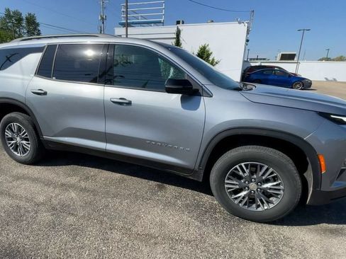Used 2025 Chevrolet Traverse LT FWD image 3