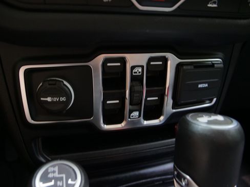 Used 2024 Jeep Wrangler Unlimited Sahara AWD/4WD image 16
