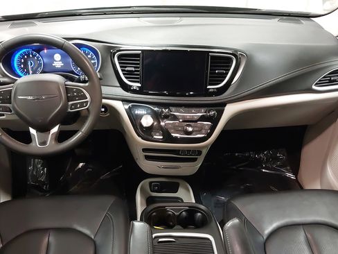 Used 2024 Chrysler Pacifica Touring-L image 26