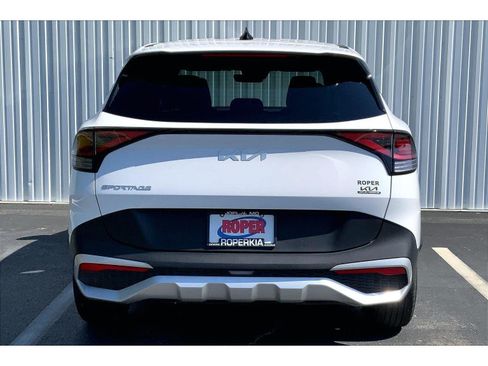 Used 2025 Kia Sportage EX FWD image 4
