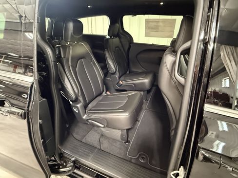 New 2027 Chrysler Pacifica Select FWD image 7