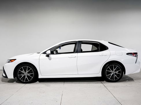 Used 2024 Toyota Camry SE FWD image 7