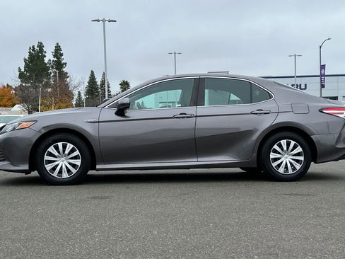 Used 2018 Toyota Camry LE image 9