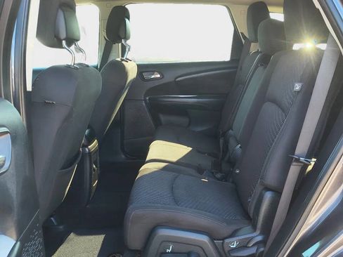 Used 2017 Dodge Journey SE w/ Flexible Seating Group image 10