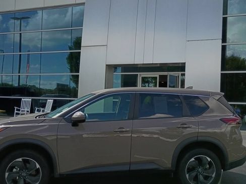 Used 2025 Nissan Rogue SV AWD/4WD image 3