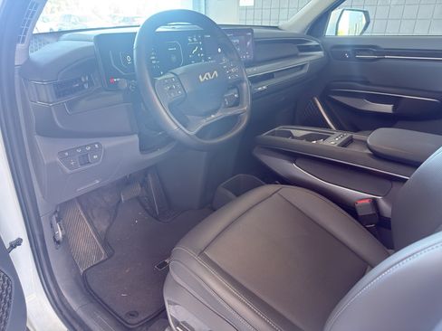 Used 2024 Kia EV9 Light Long Range RWD image 9