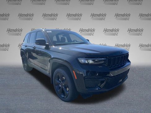 New 2025 Jeep Grand Cherokee Altitude image 2