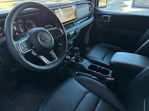Used 2024 Jeep Wrangler Unlimited Sahara AWD/4WD image 10