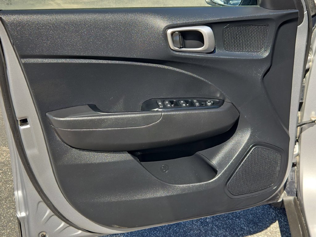 Used 2025 Hyundai Venue SEL FWD image 11
